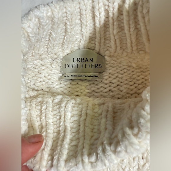 URBAN OUTFITTERS Ivory MILO Chenille distressed crop Sweater size M/L - Picture 11 of 14